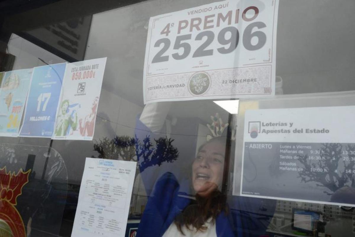 Los viticultores brindan por el premio en el sorteo de Navidad. |  // FDV