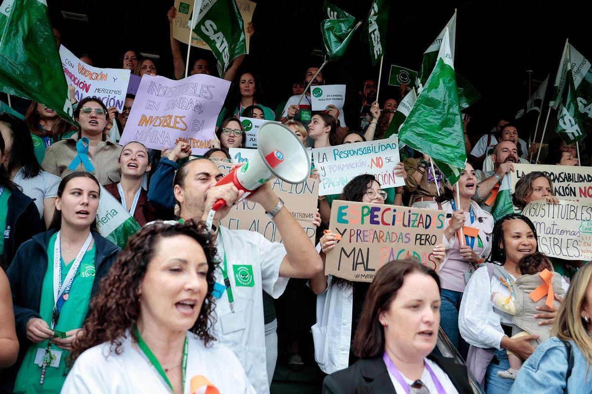 Concentración de matronas en el Hospital La Candelaria bajo el lema 'Nada que celebrar' Concentración de matronas en el Hospital La Candelaria bajo el lema 'Nada que celebrar'