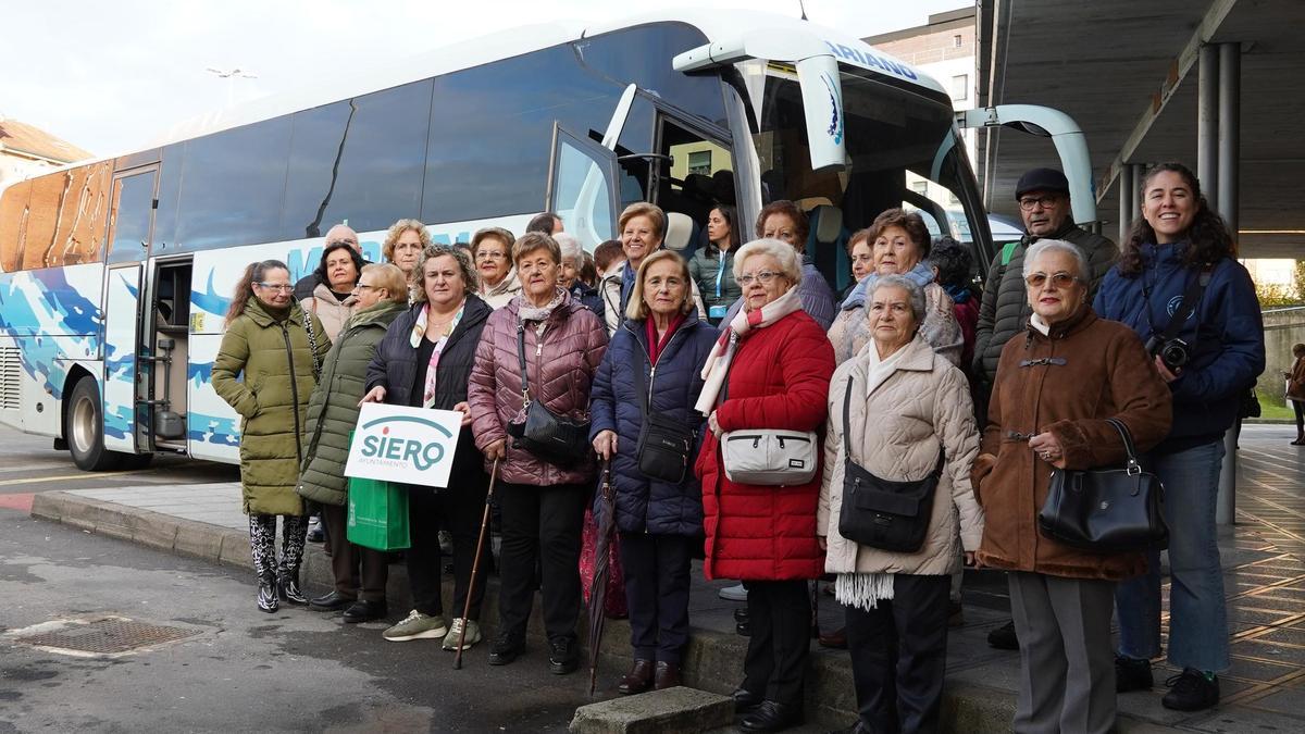 Uno de los autobuses, antes de partir