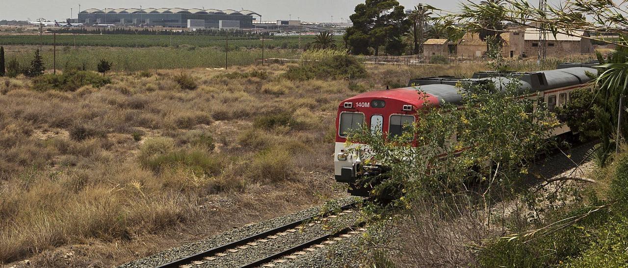 La línea de Cercanías con Murcia sigue sin electrificar.