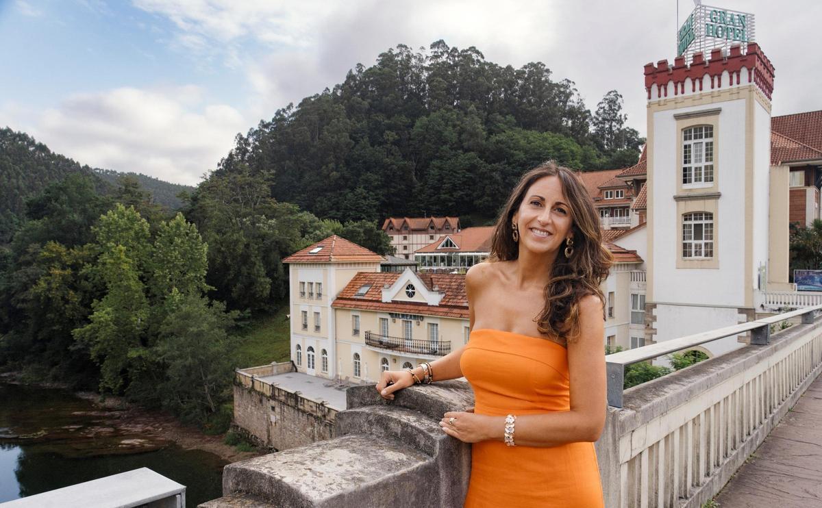 María Oruña, este martes en el Balneario de Puente Viesgo, en Cantabria, escenario de su nueva novela.
