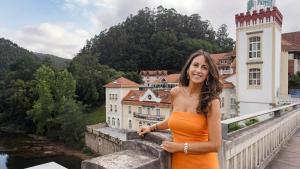María Oruña, este martes en el Balneario de Puente Viesgo, en Cantabria, escenario de su nueva novela.