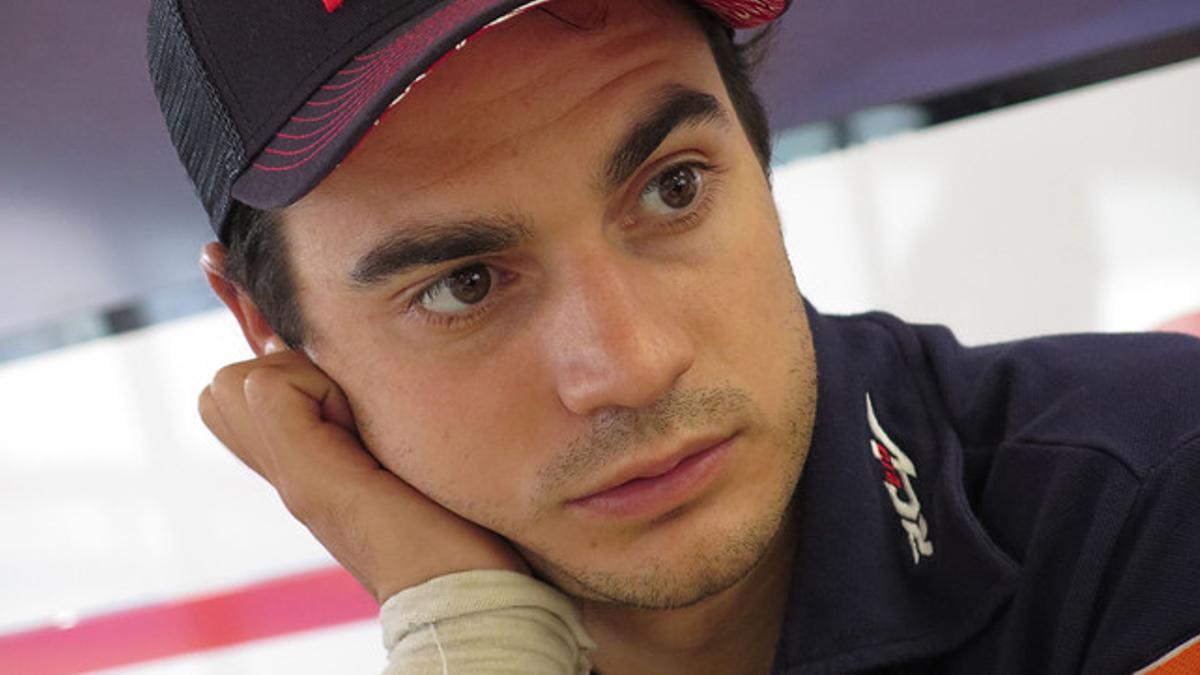 Dani Pedrosa, en un descanso de los ensayos del Gran Premio de la República Checa