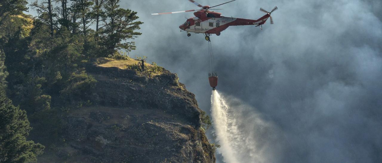 Un helicóptero apagando el fuego en uno de los recientes incendios en la isla de Gran Canaria