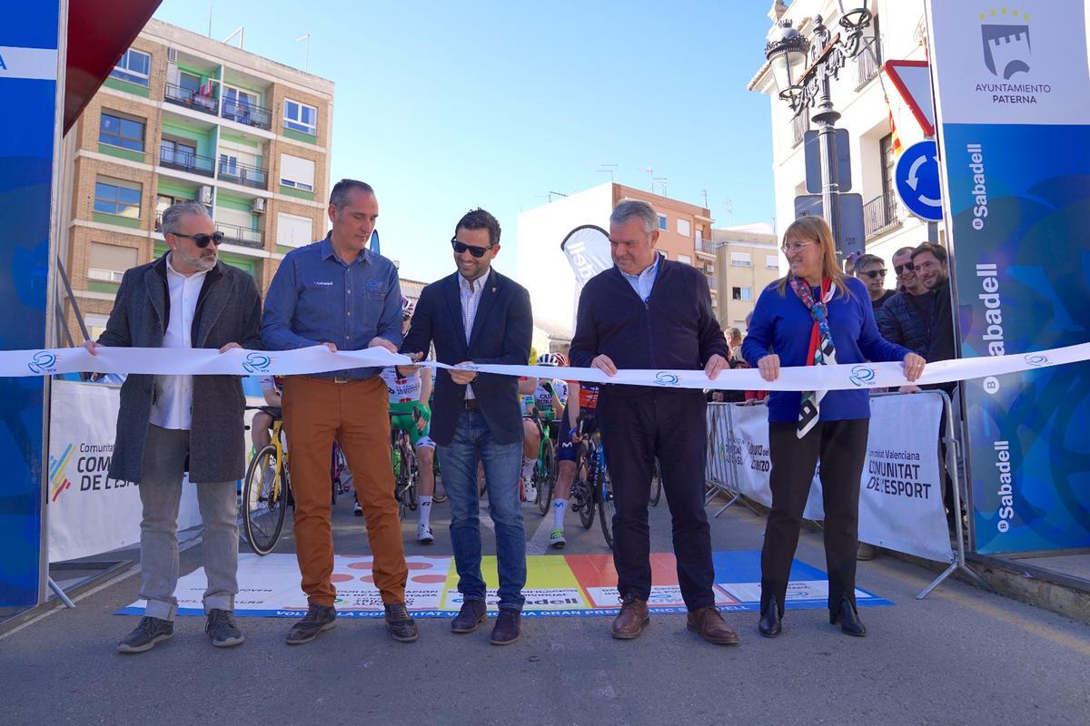 El alcalde de Paterna, Juan Antonio Sagredo, cortando la cinta de la Volta Ciclista junto al resto de autoridades
