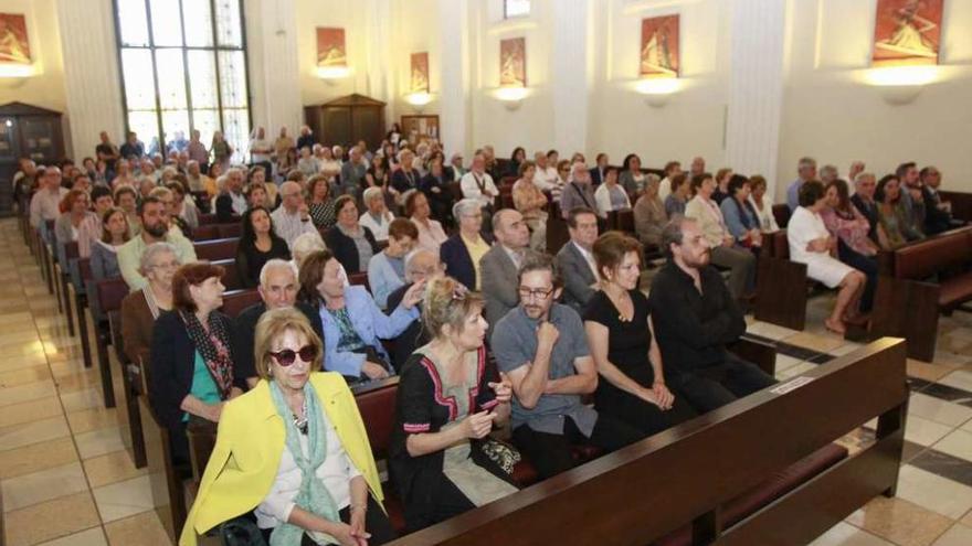 Asistentes ayer al funeral de Quesada en La Soledad, con la familia en primera fila. // J. Lores