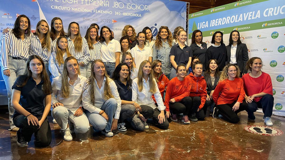 Foto de familia de la Liga Nacional Femenina de Vela.