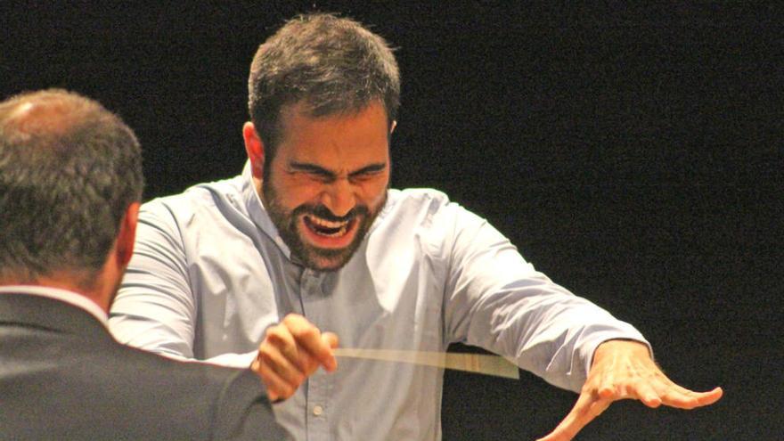 Andrés Álvarez dirigiendo el estreno de &quot;Symphonic Sketches&quot; en Brasil. // FDV
