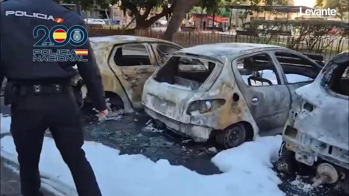 Calcinan diferentes vehículos y contenedores en la calle Jeronima Galés de València