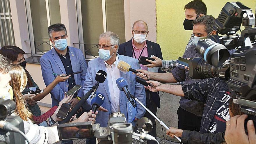 Viñas, Carreras i Fonalleras, atenent la premsa, ahir a l&#039;escola Vilagran de Salt.