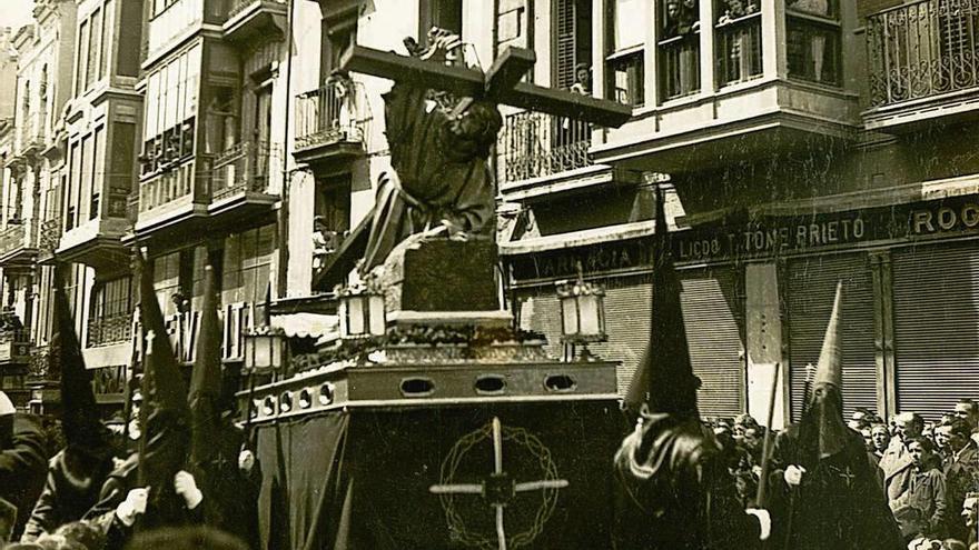 El Jesús Caído, de Quintín de Torre, desfila por Calvo Sotelo (El Riego) en los años 40.