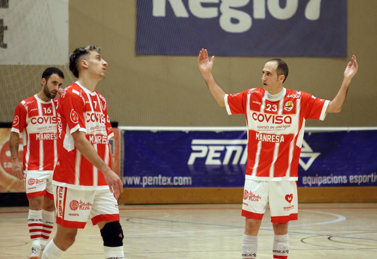 Els jugadors del Covisa Manresa es lamenten després d'encaixar un gol