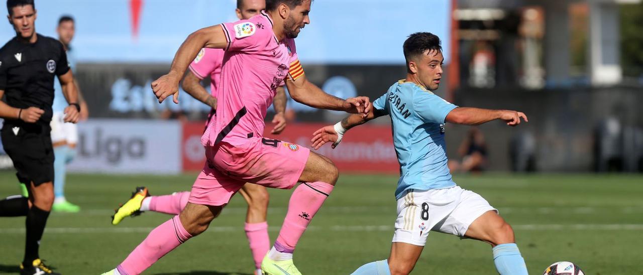 Beltrán conduce la pelota perseguido por Leandro Carrera durante el estreno liguero del Celta ante el Espanyol en Balaídos. / MARTA G. BREA