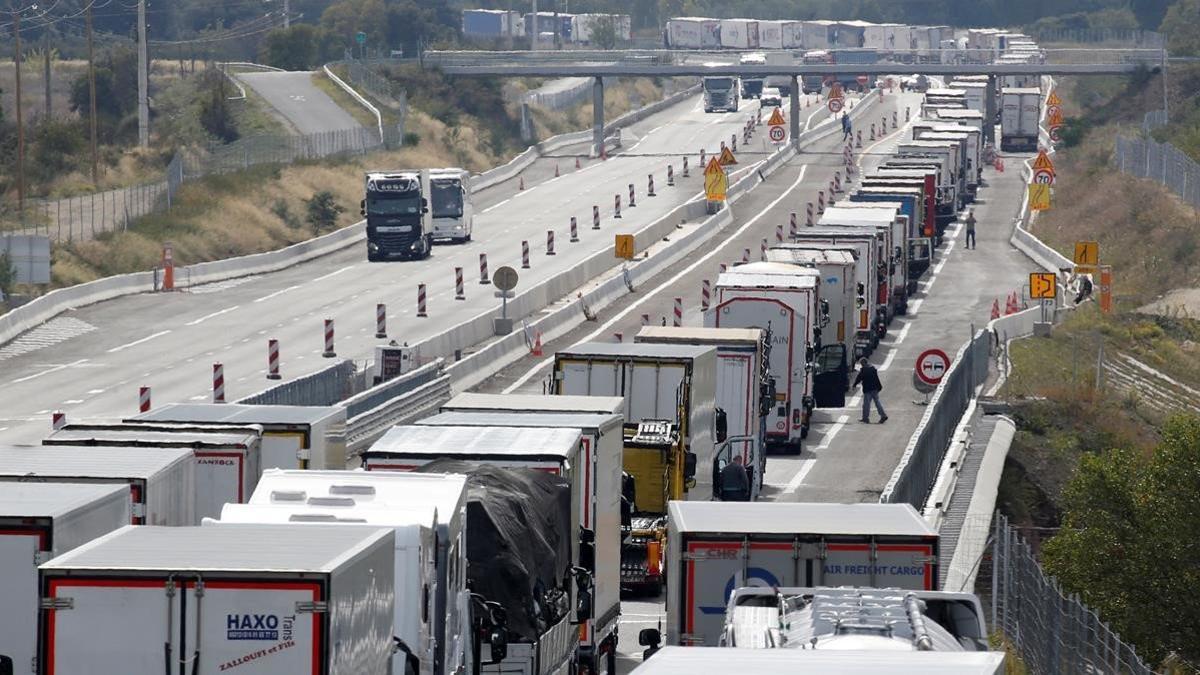 Cola de camiones parados en Le Boulou, sur de Francia.