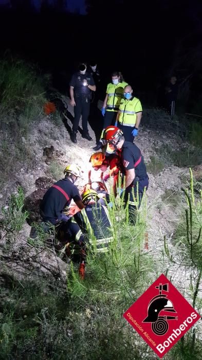 Los bomberos rescatan en Benidorm a una mujer que practicaba senderismo y se rompió la tibia en una caída