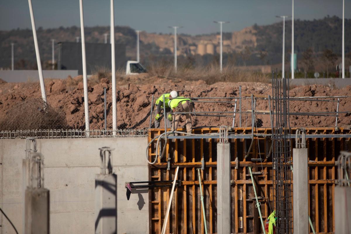 Los trabajos de inicio de las obras del hotel en Sagunt.