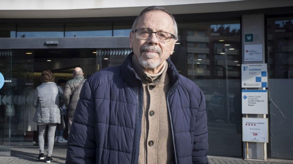 Llorenç Barba, de Iaioflautes Garraf, en la puerta del CAP de Manresa.