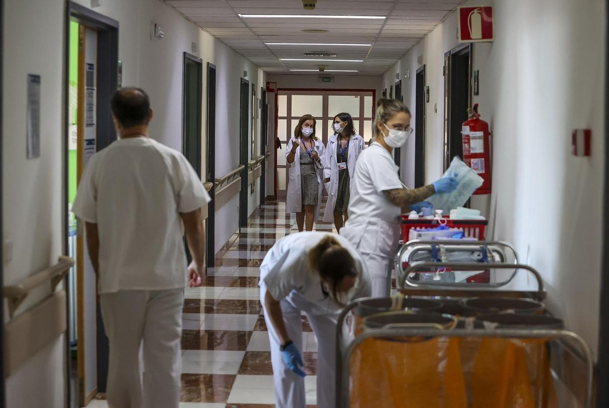 Ambiente el pasado verano en el Hospital de Alicante, donde se cerraron menos camas de lo habitual en agosto por el repunte de covid-19 que sufrió la provincia.