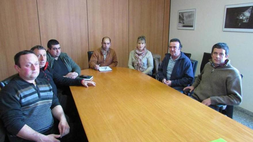 Los ganaderos llaniscos, ayer, durante la reunión con el edil de Agroganadería, Javier Martínez, en el centro.