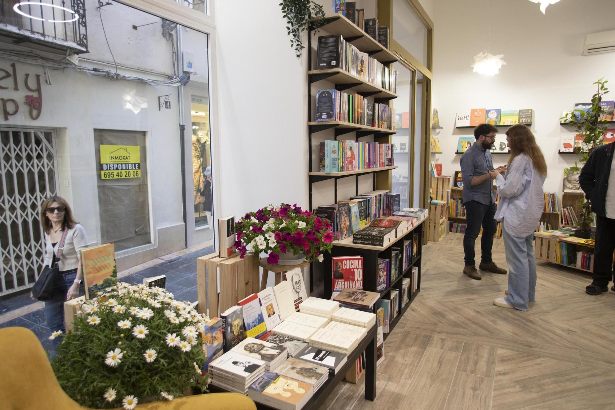 Así es la nueva librería que han abierto en el casco viejo de Xàtiva