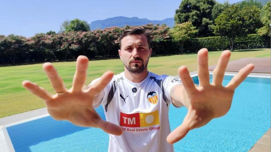 ENTREVISTA SUPER A DIMITRIEVSKI: "Renovar con el Valencia CF ha sido el mayor logro de superación de mi vida"