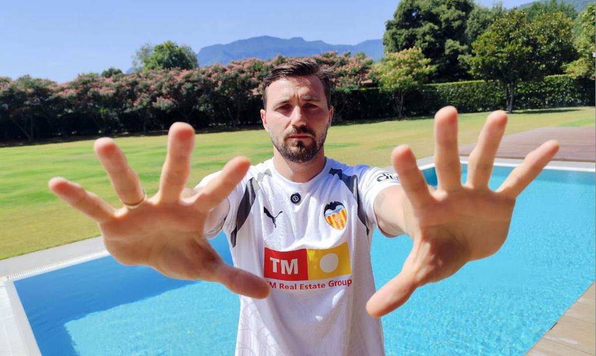 Dimitrievski posa para SUPER en el 'stage' de Girona.