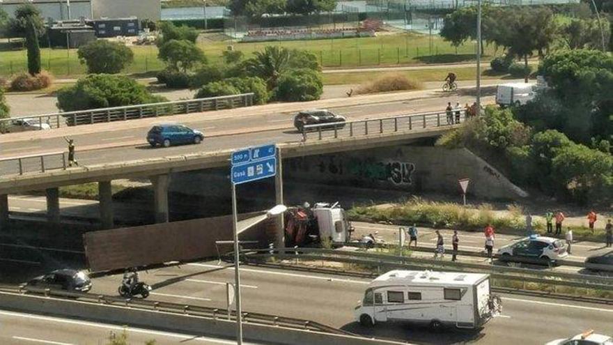 Cae un camión desde un puente a la autopista C-32 en Castelldefels