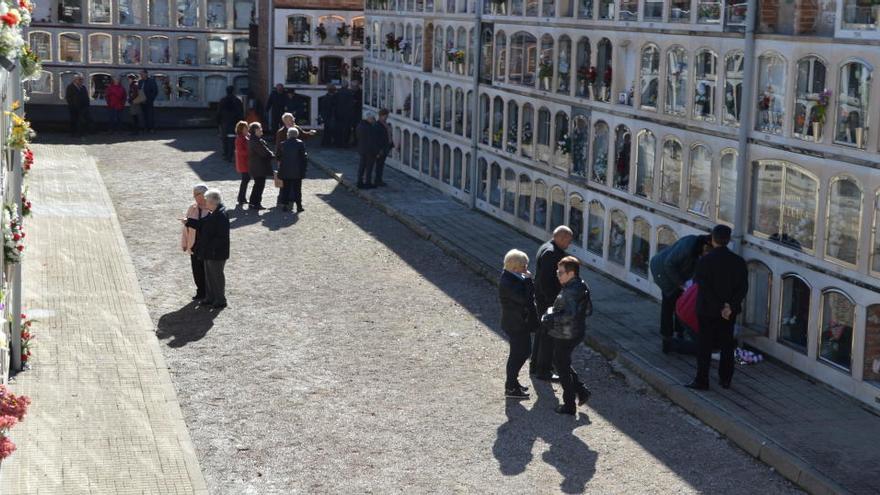 Visites al cementiri de Berga per Tots Sants, fa dos anys |