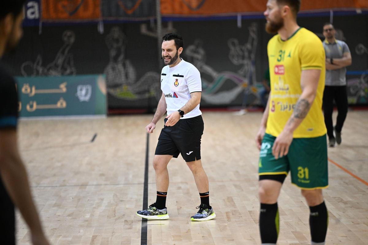 Miguel Soria, durante uno de los partidos en la Saudi Arabian Handball Federation (SAHF).