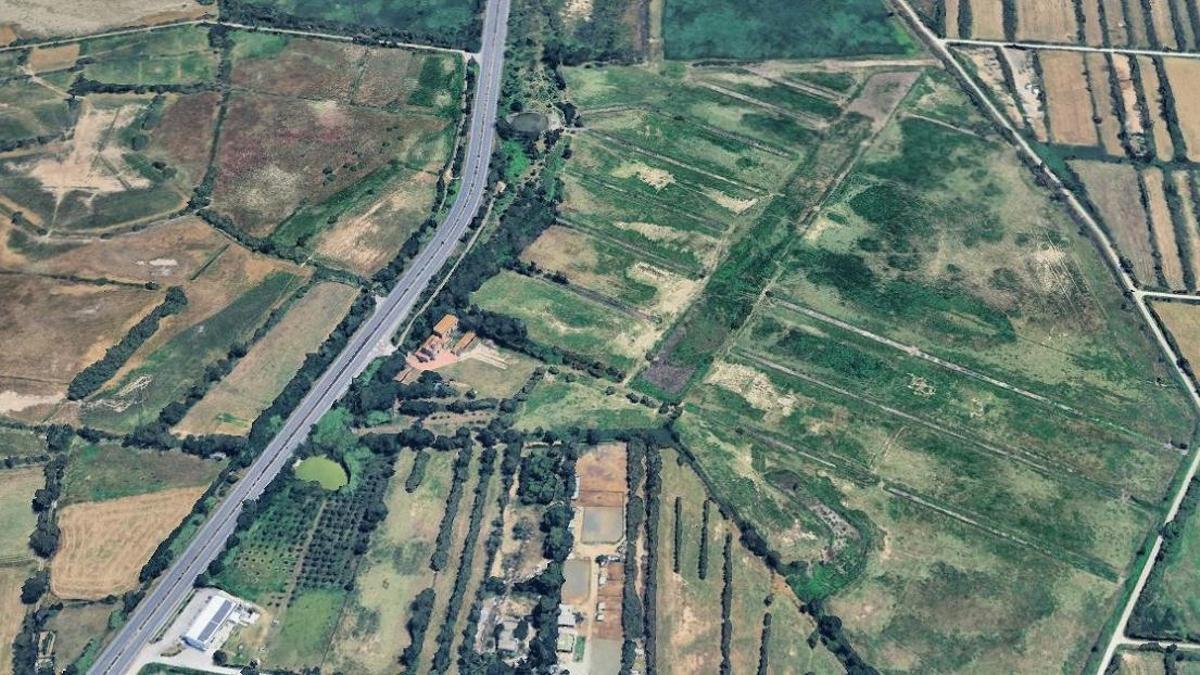 Les restes de les antigues salines, a tocar el Mas del Tec i la C-260.
