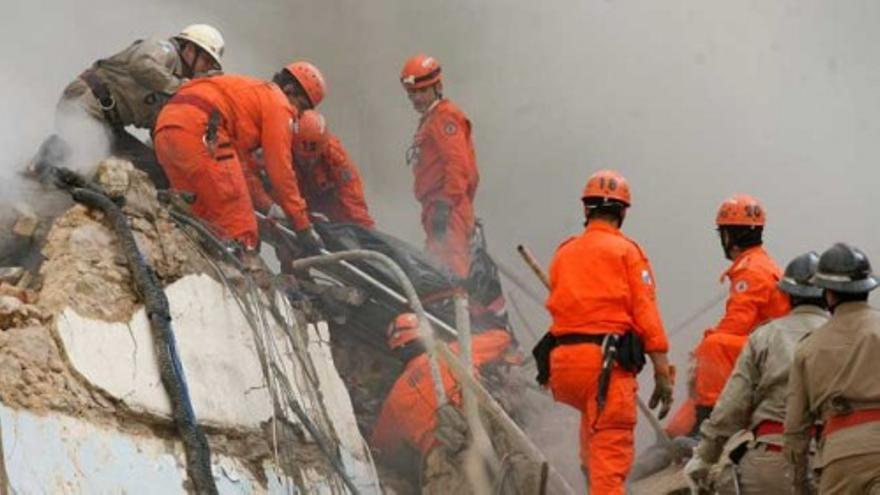 Los equipos de rescate recuperan los cuerpos en Rio de Janeiro