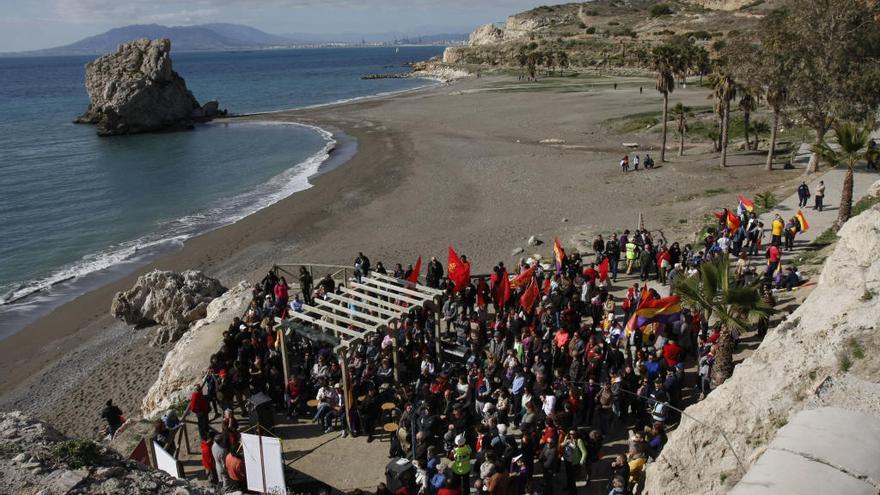Marcha en 2014 en recuerdo de la Desbandá, en la playa del Peñón del Cuervo, donde desemboca el histórico arroyo del Judío.