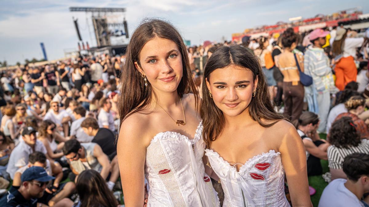 Mia y Mia, desde Los Ángeles, para ver a Sabrina Carpenter