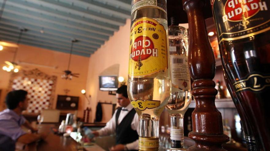 Botellas de ron cubano en un local de La Habana.