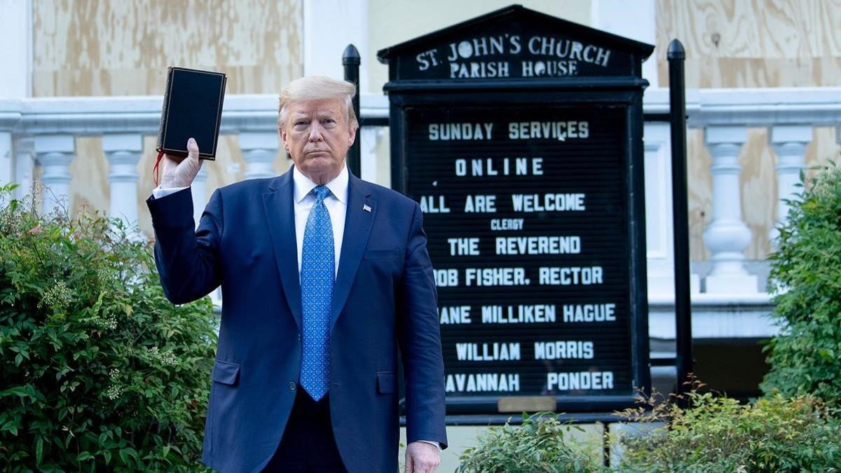 zentauroepp53618749 topshot   us president donald trump holds a bible while visi200602121734