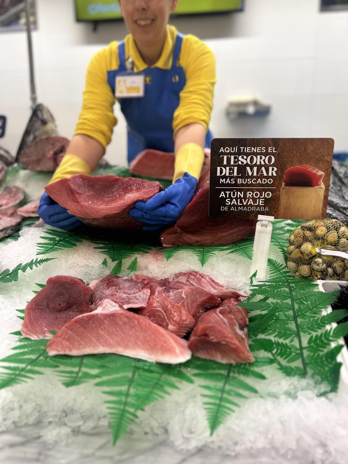 Atún rojo expuesto en una pescadería de Alimerka.