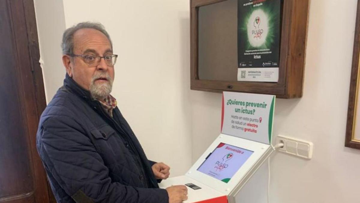 El alcalde de Fermoselle, José Manuel Pilo, una de las primeras personas en dar uso al punto de salud de su municipio. | Cedida