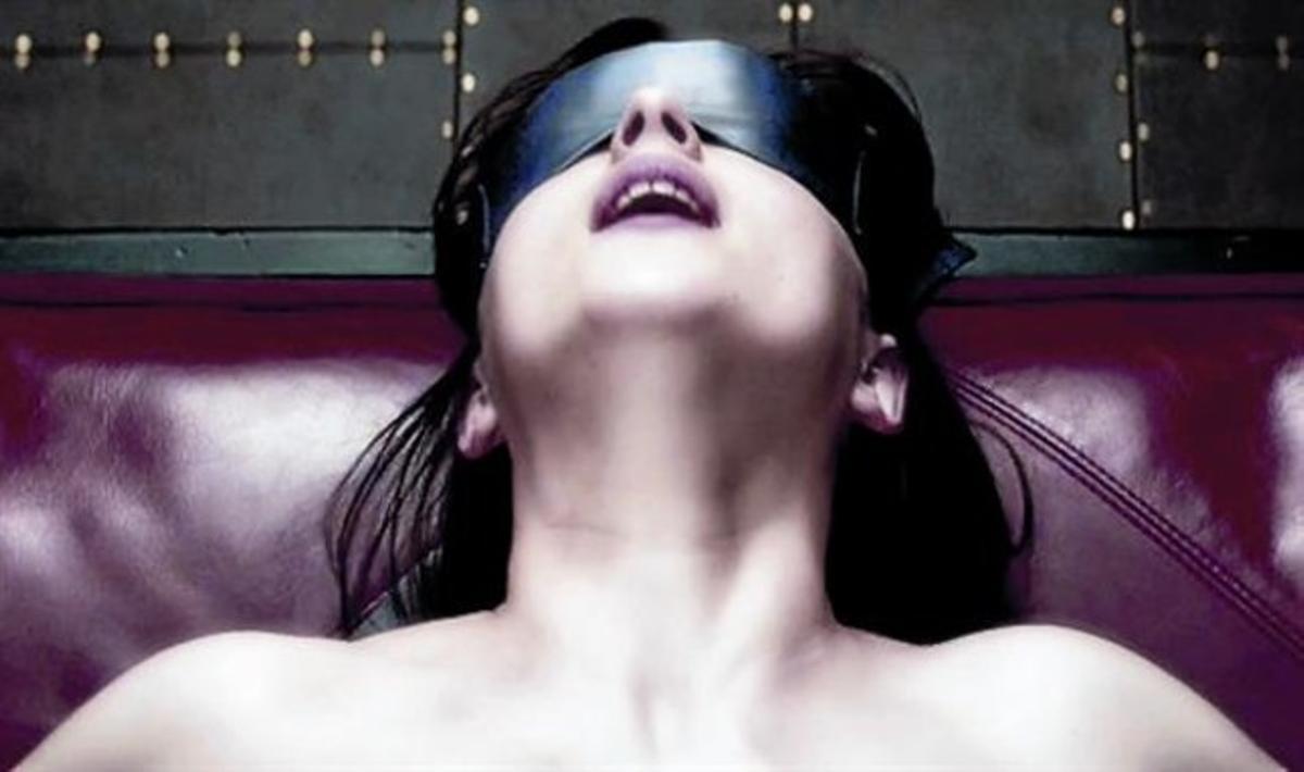 El plaer del dolorAnastasia Steele (Dakota Johnson), en una de les sessions sadomaso de Christian Grey, a la pel·lícula.