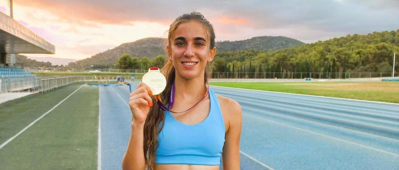Daniela García posa en Magaluf con su oro en el Europeo sub-23
