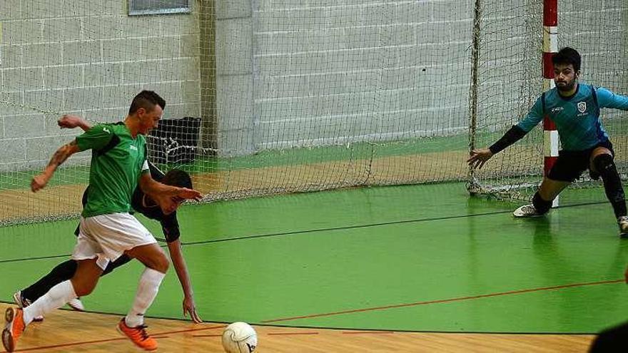 Un lance del choque de ayer en Bueu. // Gonzalo Núñez