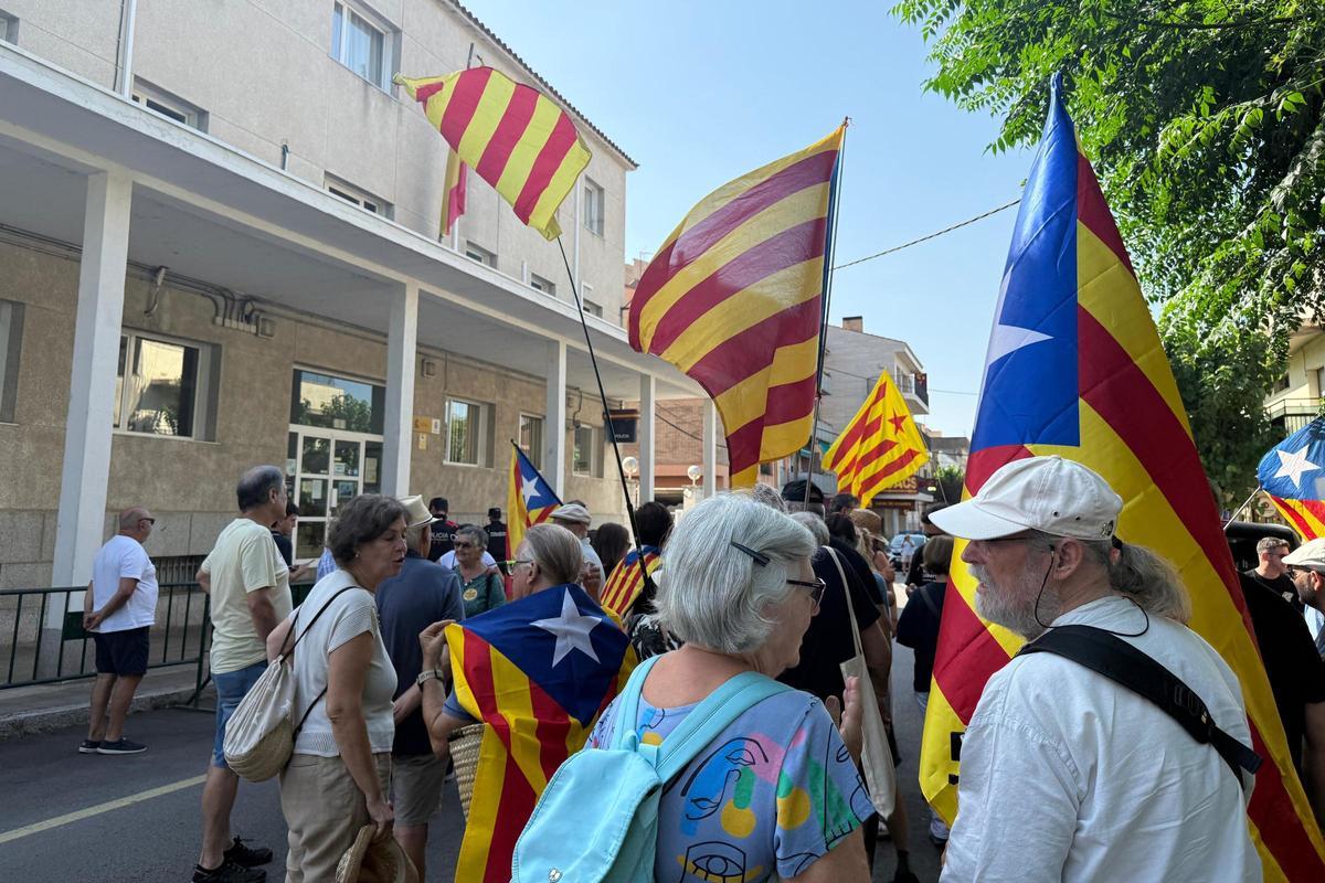 Les imatges de la concentració davant de la comissaria de la Policia Nacional de la Jonquera Les imatges de la concentració davant de la comissaria de la Policia Nacional de la Jonquera