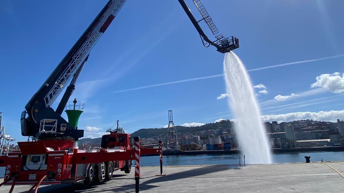 Ejercicio formativo realizado por los bomberos de Vigo en el Puerto.