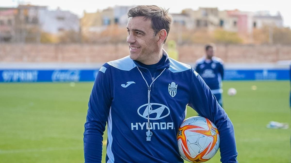 Eloy Jiménez, entrenador del Atlético Baleares, dirige a sus chicos en el Estadi.