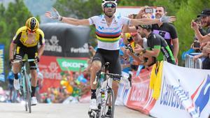 Alejandro Valverde celebra el triunfo en la etapa.