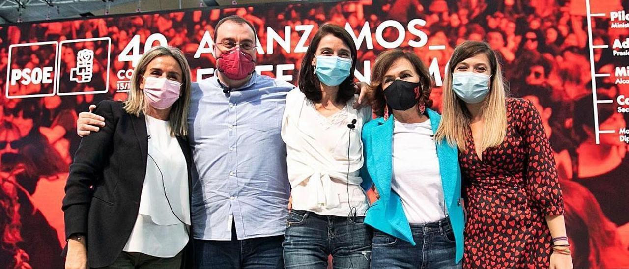 Por la izquierda, Milagros Tolón, Adrián Barbón, Pilar Llop, Carmen Calvo y Laura Berja, esta última moderadora de la mesa “Avanzamos en feminismo”. | Efe