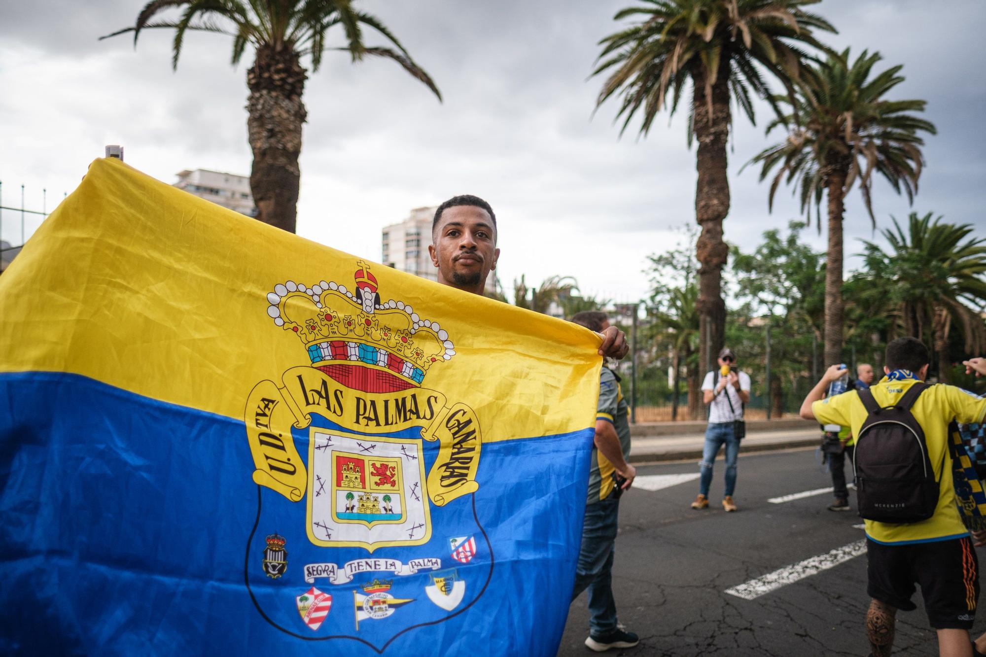 Ambiente e incidentes de la afición de la UD Las Palmas antes de llegar al Heliodoro