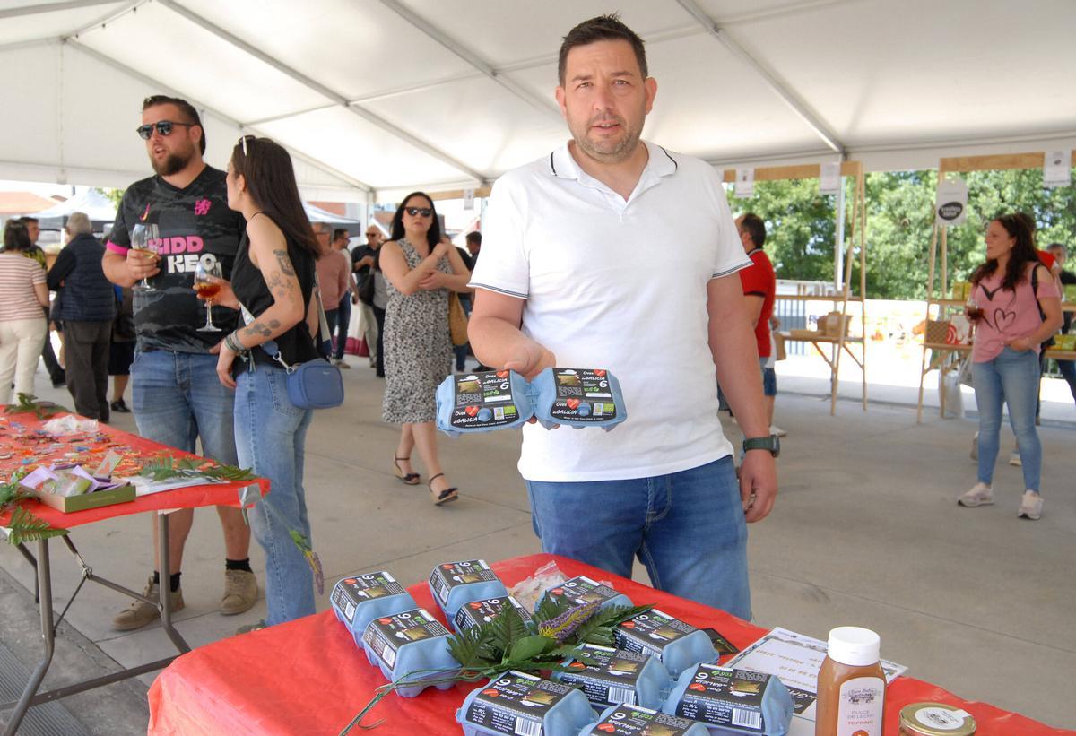 Roberto López muestra un pack con huevos ecológicos.