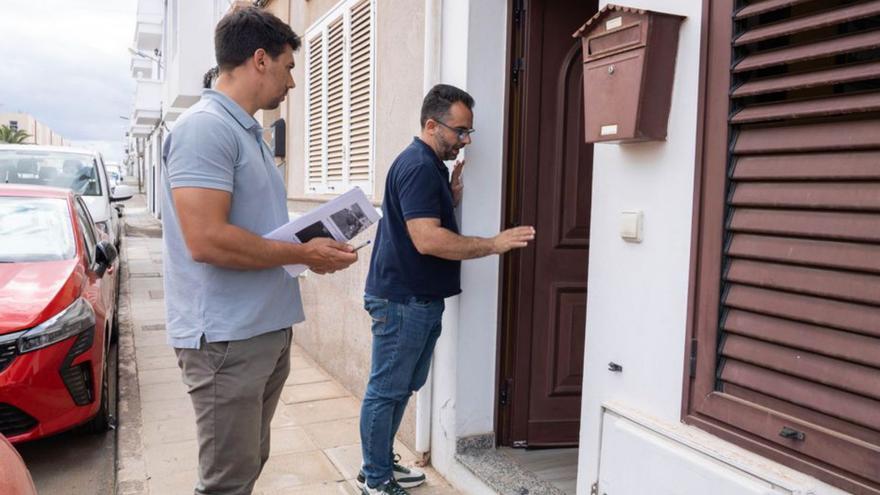 Maciot Cabrera (i) y Echedey Eugenio, en una visita a viviendas.