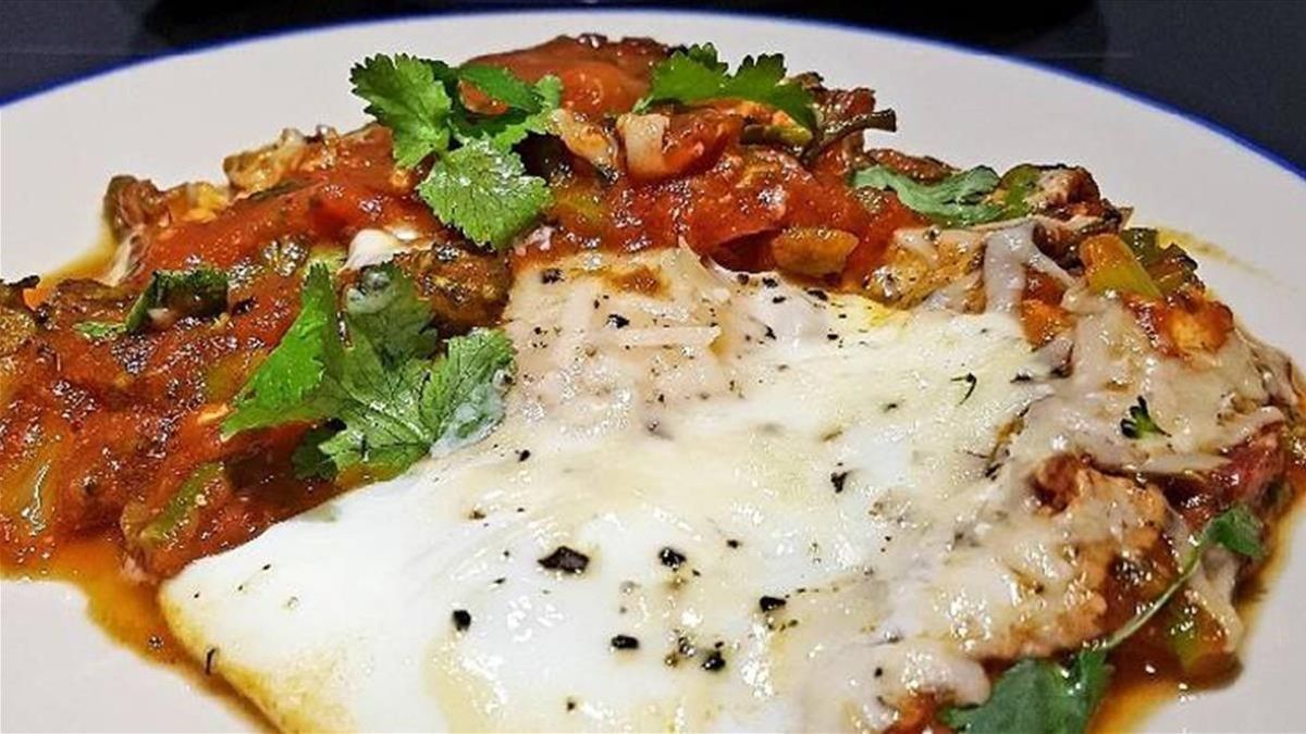 Un plato aderezado con cilantro.