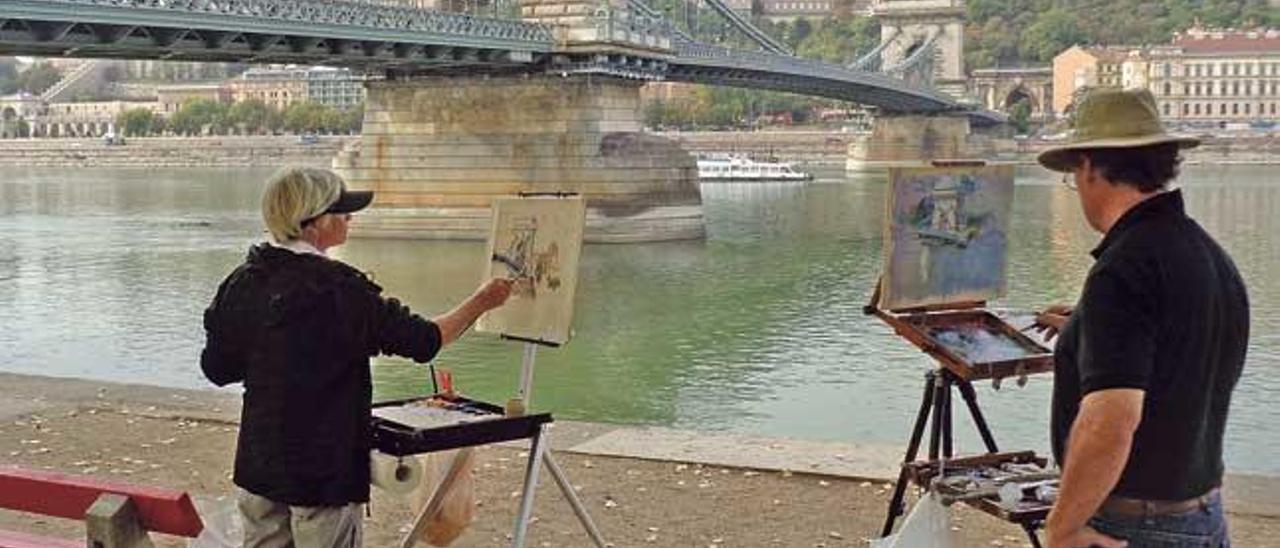 Pintando el puente de las cadenas que une la antigua Buda y Pest.